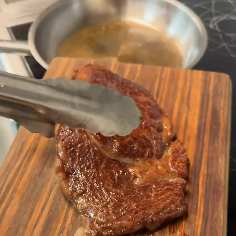 Stegt wagyu ribeye med sprød skorpe
