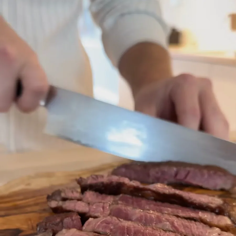 Thomas skærer wagyu-bøffen i skiver